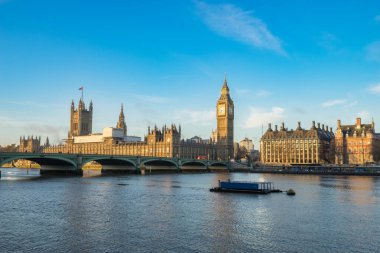 Westminster ve Elizabeth Clock, Londra 'da Big Ben olarak bilinirler. İngiltere