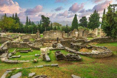 Salona harabeleri eski bir Roma başkenti olan Dalmaçya. Hırvatistan