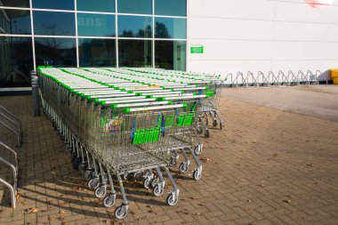 BLETCHLEY, İngiltere - 14 Kasım 2017: Bletchley 'deki süpermarket önünde Asda Süpermarket arabaları