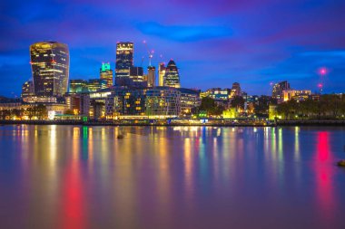 Londra finans bölgesi gökdelenleri ve Londra Kulesi mavi saatte 