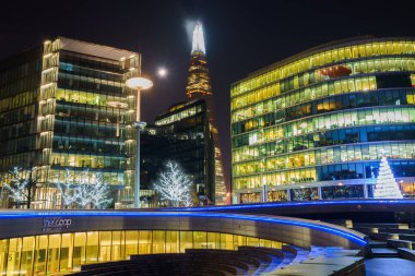 LONDON, İngiltere - 12 ARALIK 2016: Güney Şeria 'daki Noel süsleriyle ticaret ofisleri