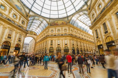 MILAN, İTALYA - 2 Ekim 2015: Milano 'daki Vittorio Emanuele Galerisi' nde, yerde üç kez mozaik boğa testisleri turistler daire çiziyor.