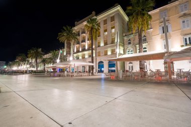 Riva (deniz gezinti güvertesi) gece Split 'te. Hırvatistan