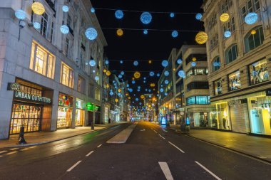 LONDON, İngiltere - 16 ARALIK 2016: Londra 'da Noel ışıklarıyla süslenmiş Oxford Caddesi