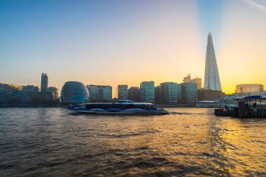 Londra 'da Thames nehrinin güney kıyısında günbatımı silüeti. İngiltere 