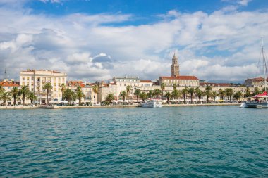 Riva gezinti alanı ve Split 'teki Diocletian sarayının ufuk çizgisi. Hırvatistan