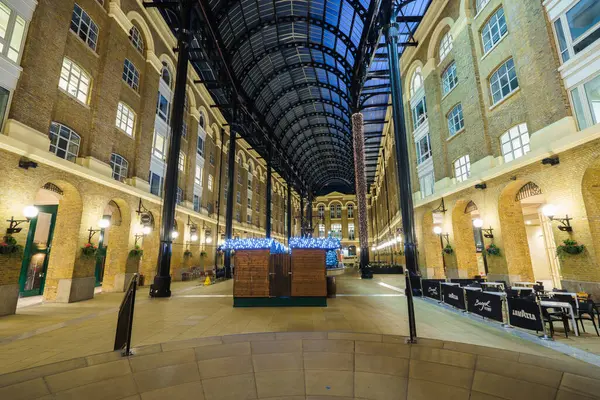 stock image LONDON,ENGLAND-DECEMBER 16,2016: Crown Court Southwark with Chrsitmas decorations.Opened in 1983 brick building is located on the South Bank of the River Thames between London Bridge and Tower Bridge