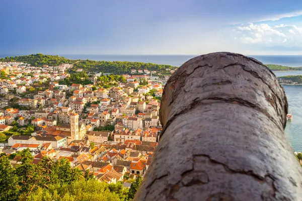 Kaleden Hvar adası görünüyor