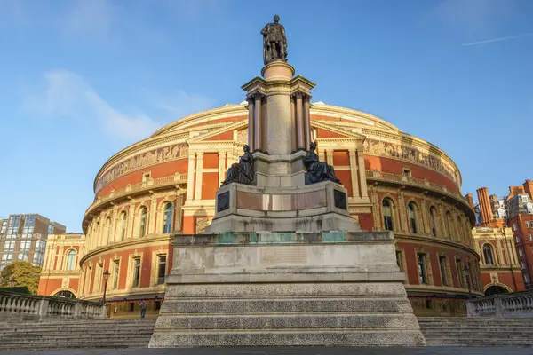 Merdivenler Albert Sarayı 'nın arkasına çıkıyor. 
