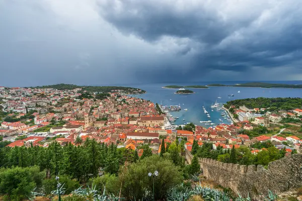 Hvar sahil kasabasının Skyline manzarası. Hırvatistan