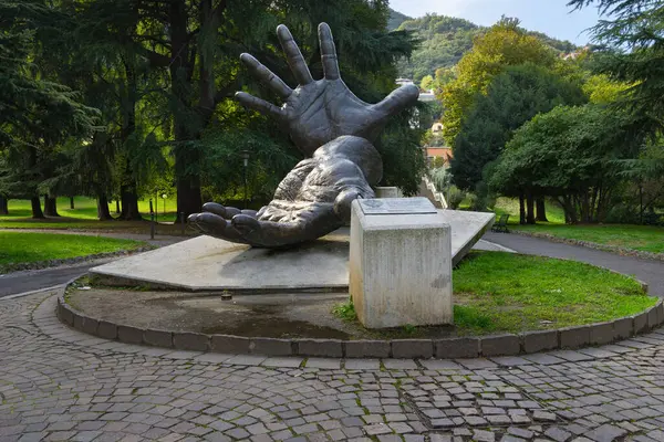 COMO, İTALYA - Ekim 2015. İki el anıtı.