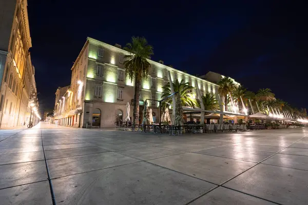 Riva (deniz gezinti güvertesi) gece Split 'te. Hırvatistan