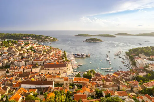 Öğleden sonra ışıklarıyla Hvar adasının hava manzarası