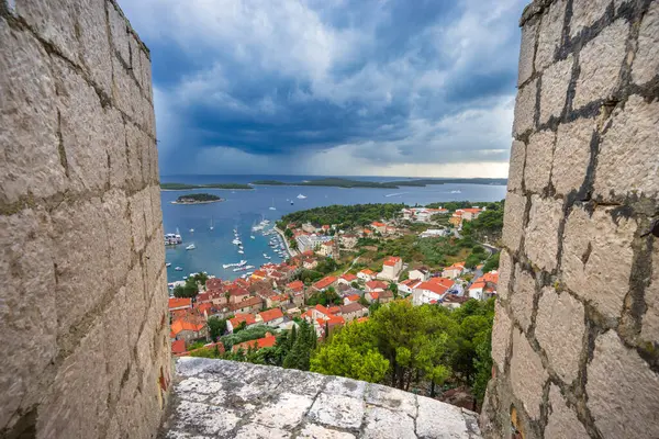 Hvar adasının kıyıları kaleden görünüyor.