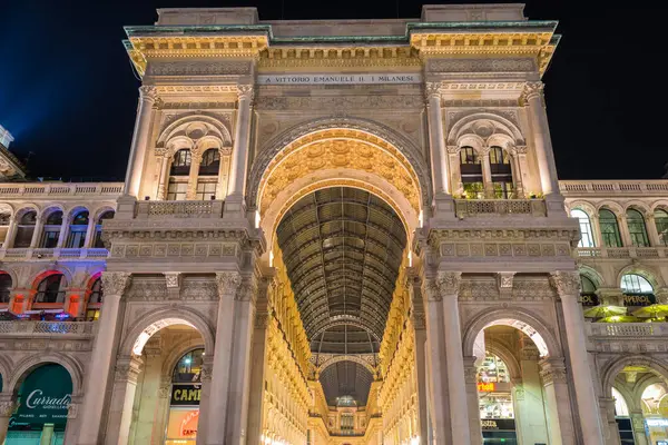 MILAN, İtalya - 13 Ocak 2015: Milano 'daki Galeri Vittorio Emanuele II cephesi. Burası Milano' daki en popüler alışveriş merkezlerinden biri.