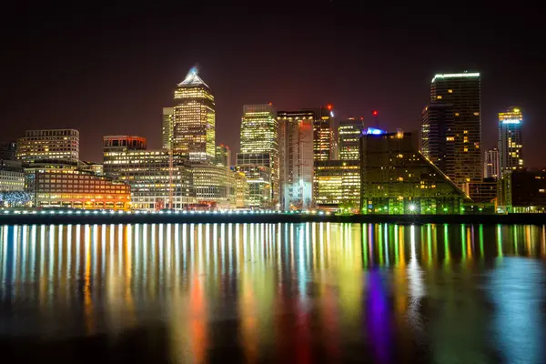Canary Wharf 'ın iş bölgesinde geceleri su yansıması oluyor.