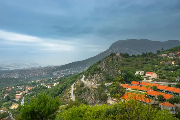 Arka planda bölünme olan Dalmaçya manzarası. Hırvatistan