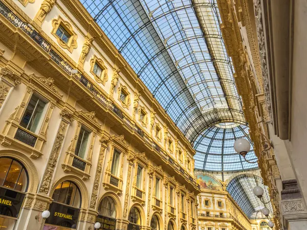 Milan, İtalya - 2 Ocak 2015: Galleria Vittorio Emanuele Ii Milan' da. 1865 ve 1877 yılları arasında Giuseppe Mengoni tarafından tasarlanmış ve inşa edilmiş dünyanın en eski alışveriş merkezlerinden biridir.