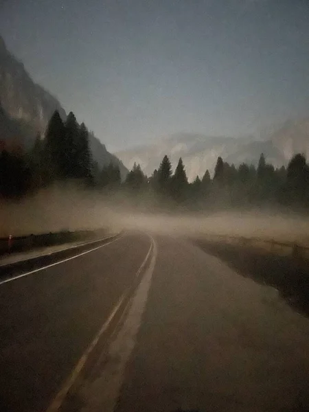 道路の途中で ヨセミテ国立公園のナイトショット — ストック写真