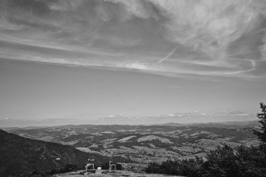 Siyah beyaz dağların manzarası