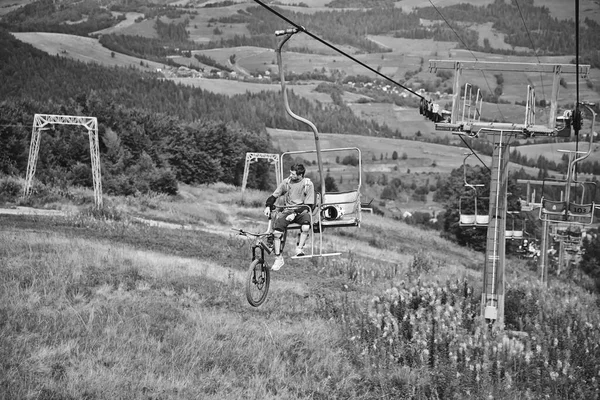 Ein Tourist Lift Mit Dem Fahrrad Den Bergen Fährt Nach — Stockfoto