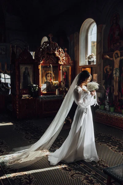 Casamento Noiva Igreja Segurando Buquê Flores Pensando Casamento Futuro Sonhos — Fotografia de Stock