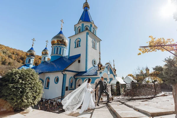 Dia Casamento Noiva Noivo Mãos Dadas Andando Perto Igreja Após — Fotografia de Stock