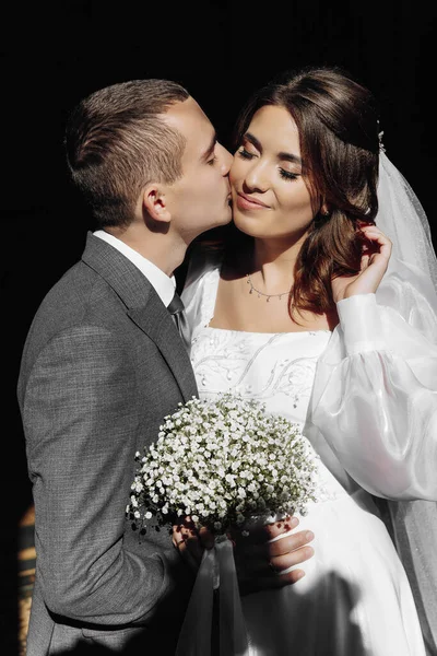 Κομψός Γαμπρός Φιλάει Απαλά Νύφη Του Μάγουλου Όμορφη Νύφη Μοντέρνο — Φωτογραφία Αρχείου