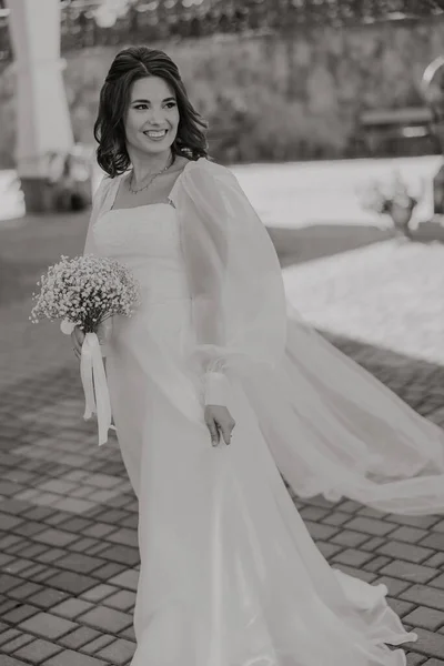 Schöne Braut Perfekten Stil Hochzeitsfrisur Make Luxuriöses Hochzeitskleid Und Brautstrauß — Stockfoto