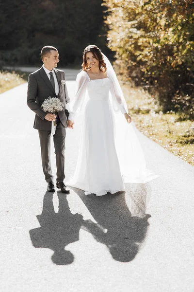 Uma Caminhada Incomum Pitoresca Recém Casados Dia Casamento Jovem Terno — Fotografia de Stock