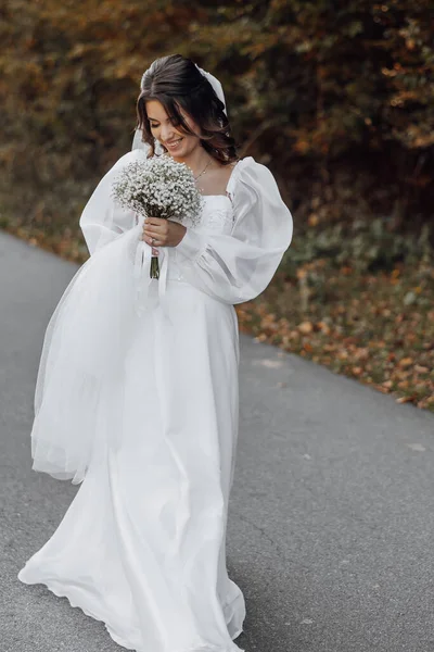 Uma Linda Noiva Morena Vestido Noiva Branco Véu Cheira Buquê — Fotografia de Stock