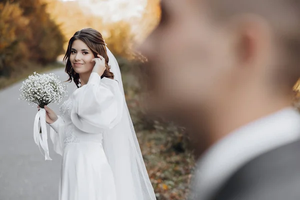 Die Braut Vordergrund Blickt Zum Bräutigam Während Sie Ihre Locken — Stockfoto