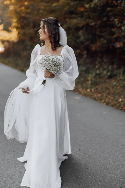 Uma Noiva Morena Bonita Vestido Noiva Branco Véu Com Buquê — Fotografia de Stock