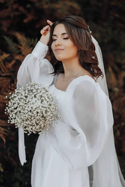 Linda Noiva Morena Com Uma Coroa Flores Rapariga Está Segurando — Fotografia de Stock