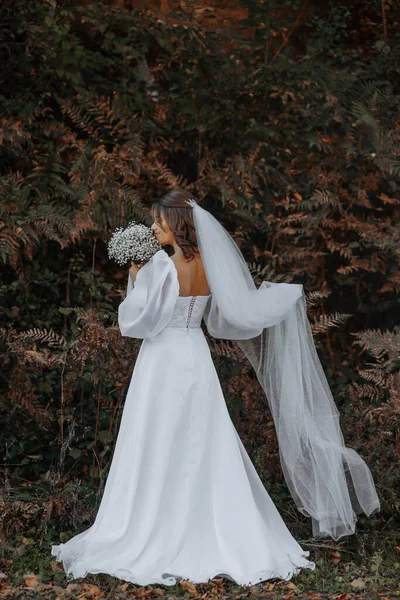 Uma Noiva Romântica Vestido Bonito Segura Véu Uma Mão Buquê — Fotografia de Stock