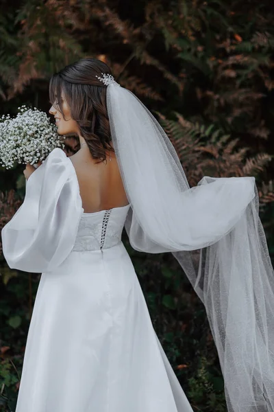Seorang Pengantin Romantis Dengan Gaun Yang Indah Memegang Kerudung Satu — Stok Foto