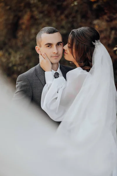Noiva Noivo Tendo Momento Romântico Seu Dia Casamento Belo Véu — Fotografia de Stock