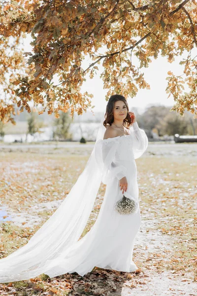Tolle Braut Einem Langen Brautkleid Mit Einem Schönen Strauß Der — Stockfoto