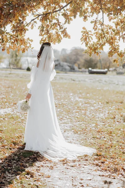 Geweldige Bruid Een Lange Trouwjurk Met Een Prachtig Boeket Hand — Stockfoto