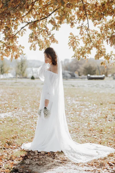 Geweldige Bruid Een Lange Trouwjurk Met Een Prachtig Boeket Hand — Stockfoto