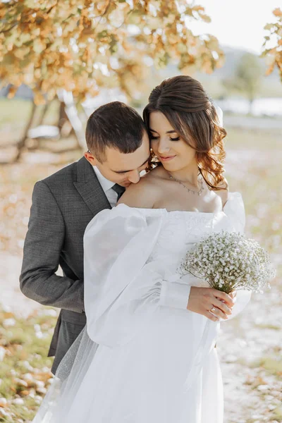 Boldog Házaspárt Vidéken Csodálatos Mosolygó Házaspár Csinos Menyasszony Elegáns Vőlegény — Stock Fotó