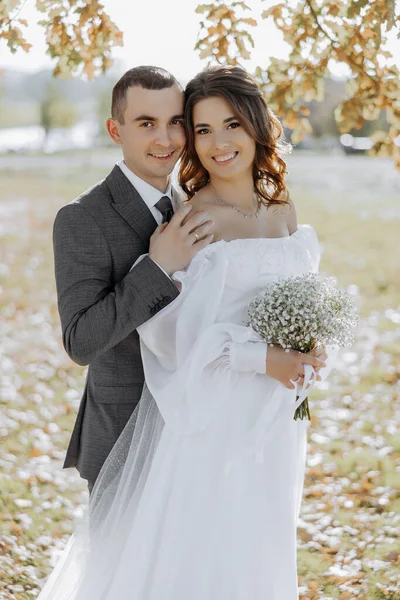 Glückliches Hochzeitspaar Auf Dem Land Erstaunlich Lächelndes Hochzeitspaar Hübsche Braut — Stockfoto