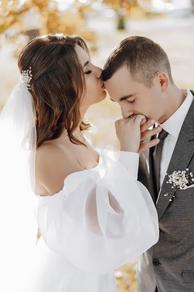 Elegante Casal Bonito Abraços Outro Noivo Beija Mão Ela Amorosamente — Fotografia de Stock
