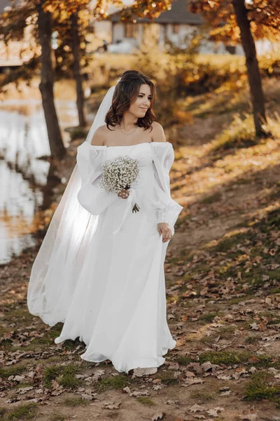 Noiva Impressionante Vestido Noiva Longo Com Belo Buquê Mão Com — Fotografia de Stock