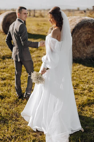 Ein Schönes Brautpaar Geht Über Das Feld Handeln Frischvermählte Schicken — Stockfoto