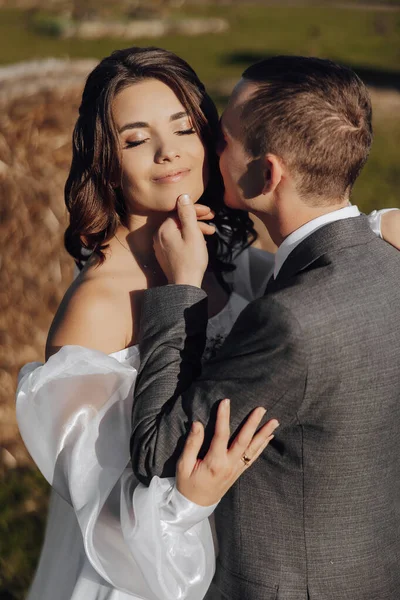 Stylový Ženich Něžně Políbí Nevěstu Tvář Krásná Nevěsta Moderní Kyticí — Stock fotografie