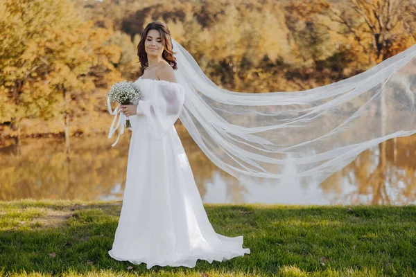 Porträt Einer Schönen Jungen Braut Einem Eleganten Weißen Kleid Mit — Stockfoto