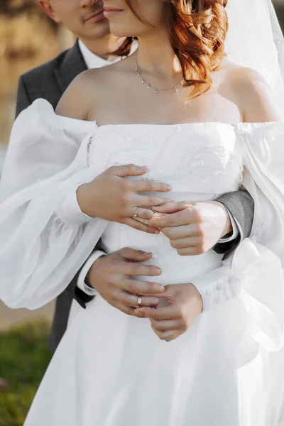 손가락에 야외에서의 결혼식 부부는 결혼반지를 교환한다 신부가 포옹하고 결혼반지를 — 스톡 사진