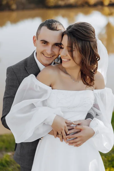Elegante Casal Bonito Noivo Abraça Noiva Ela Amorosamente Apoiou Contra — Fotografia de Stock