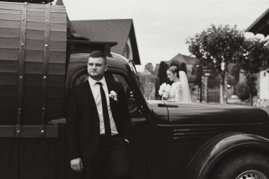 Düğün seremonisinden sonra mutlu gelin ve damat. Şık damat. Yetişkin damat. Ön plandaki damat.